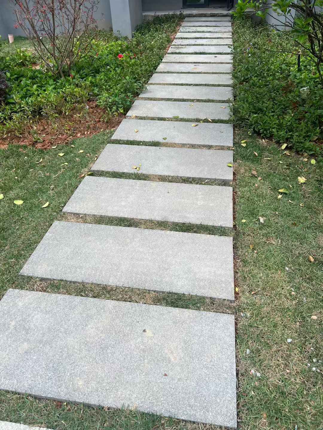 佛山 芝麻黑小区踏步、汀步石铺装效果