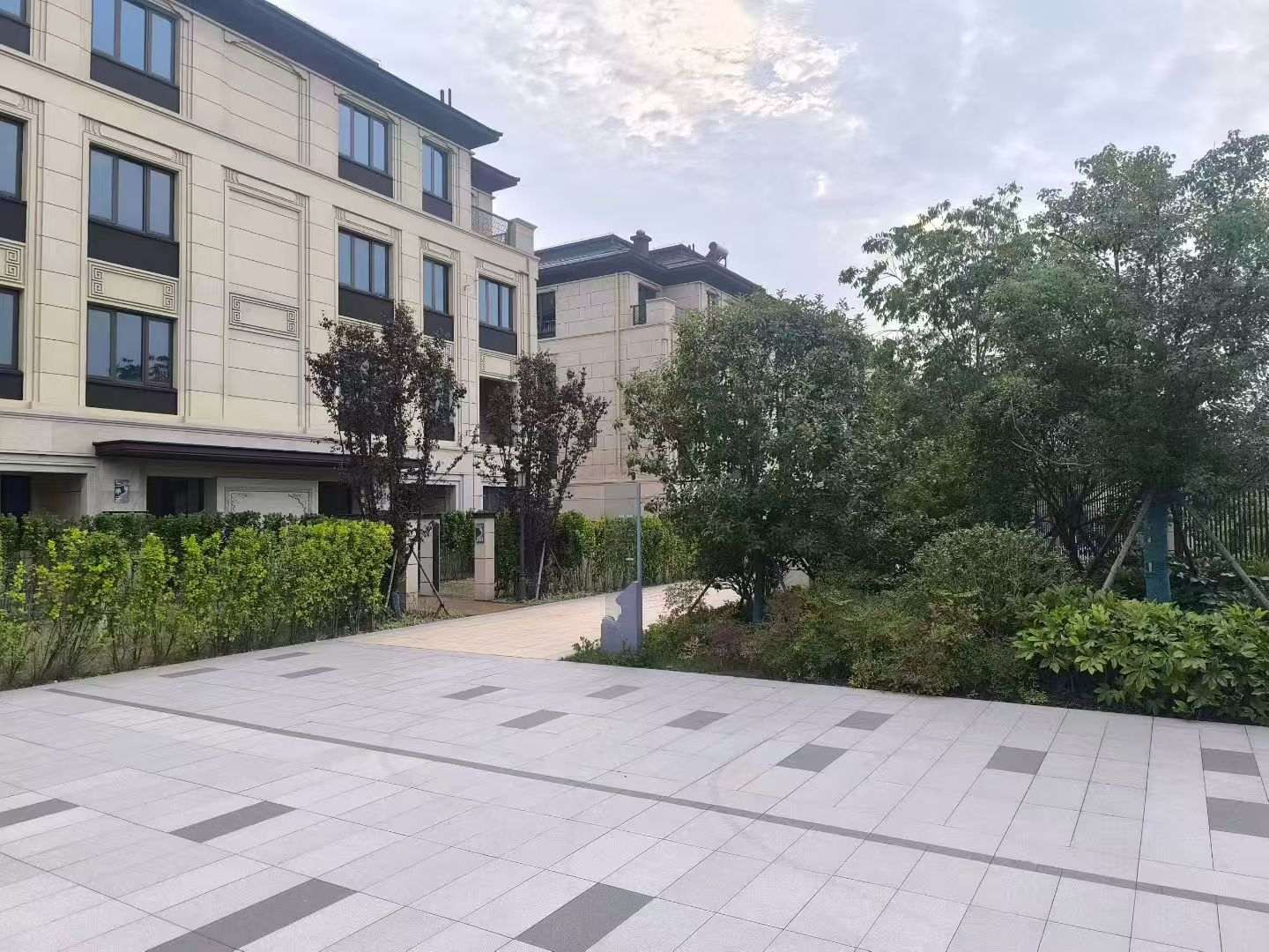 佛山 芝麻白与芝麻白搭配铺装，尺寸1200*600