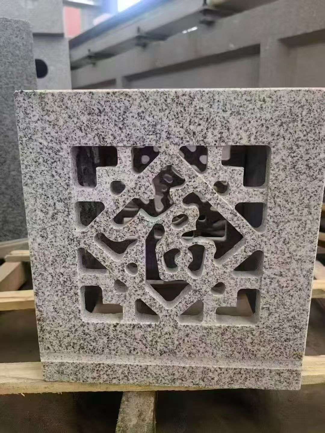 佛山 芝麻白花岗岩镂空雕花灯笼